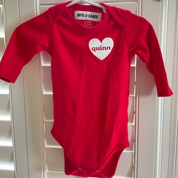 Personalized “Quinn” heart onesie - Picture 1 of 2
